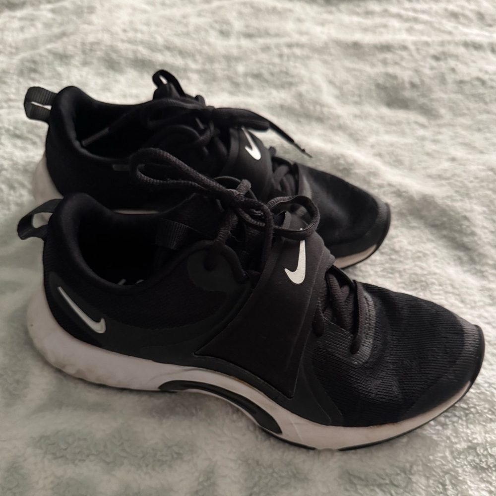 Nike Black Big Kids Sneakers Size 5.5Y Athletic Running Shoes